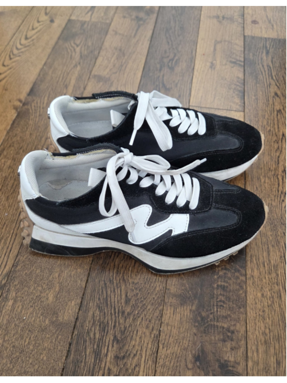 Steve Madden Womens Black and White Retro Style Sneakers size 7.5